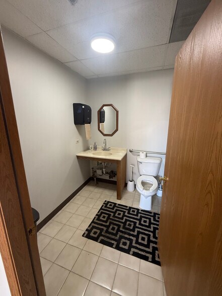 More Photos Of 141-161 Covington Dr, Bloomingdale Light Manufacturing For Lease