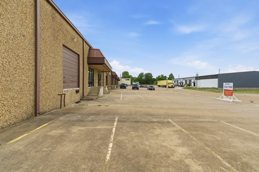More Photos Of 2457 NW Dallas St, Grand Prairie Light Distribution For Sale