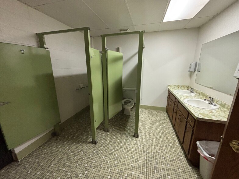 More Photos Of 4854-4864 S 10th St, Milwaukee Showroom For Lease
