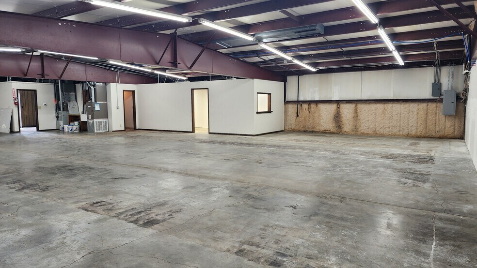 More Photos Of 5617 S 49th St, Lincoln General Retail For Lease