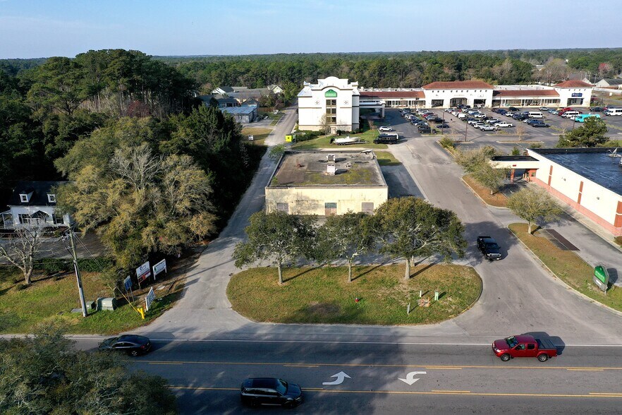 More Photos Of 1501 N Howe St, Southport Freestanding For Sale