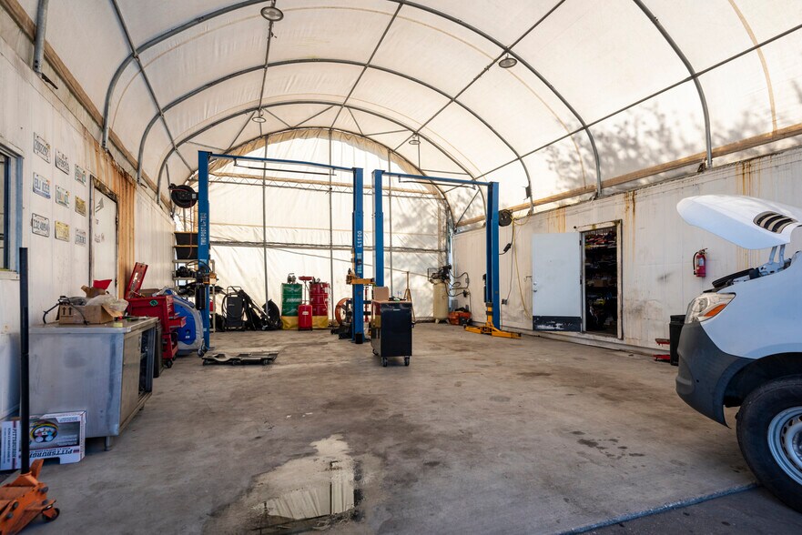 More Photos Of 2980 W Oakland Park Blvd, Oakland Park Showroom For Lease