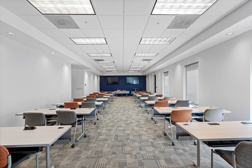 More Photos Of 5701 E Hillsborough Ave, Tampa Office For Lease
