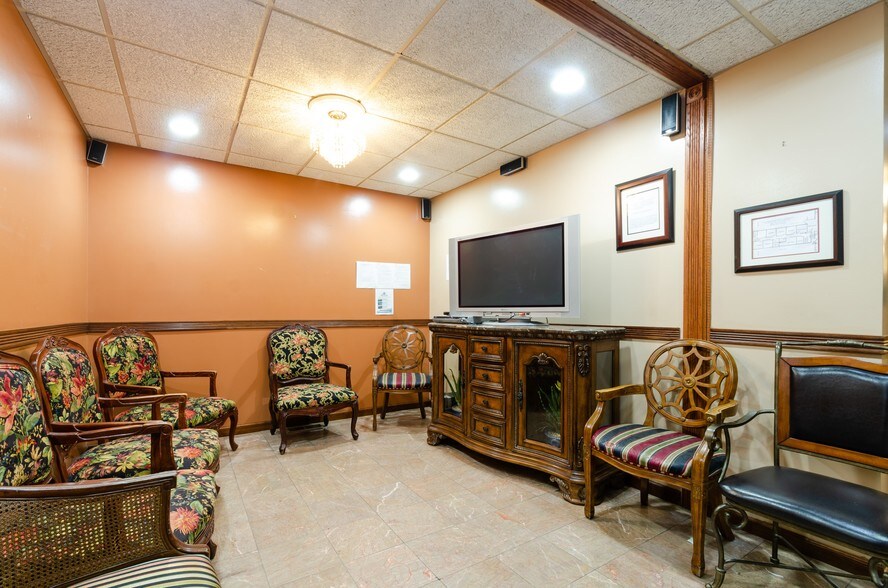 More Photos Of 3100 45th St, Highland Medical For Lease