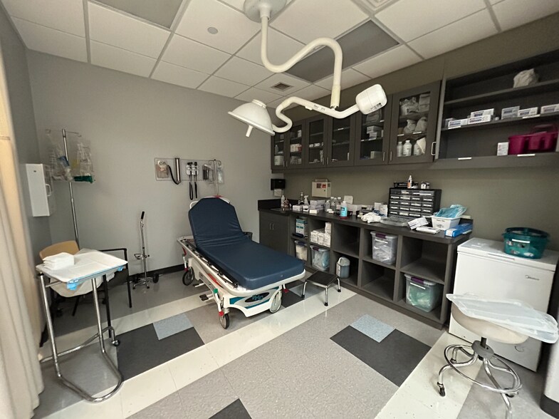 More Photos Of 1095 Woodstock Rd, Roswell Medical For Lease