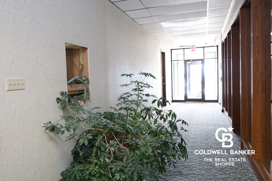 More Photos Of 911 N Main St, Garden City Office For Sale