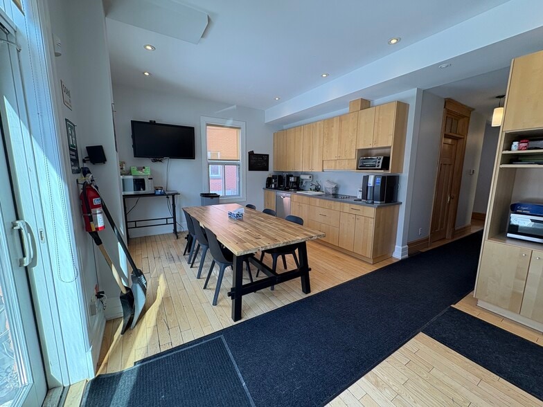 More Photos Of 510-512 Décarie Boul, Saint-Laurent Loft Creative Space For Sale