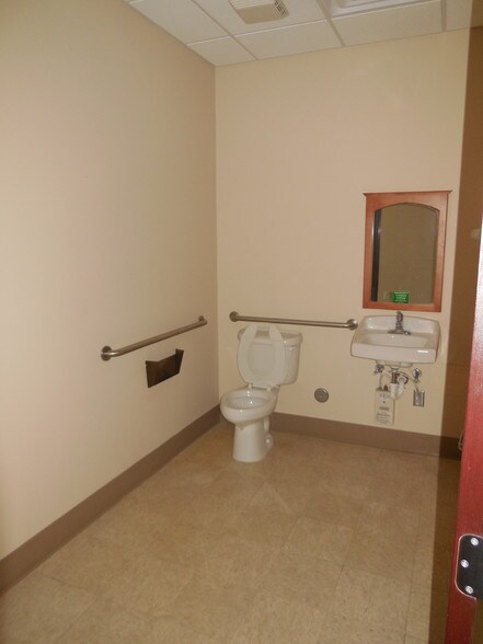 More Photos Of 3806 Peachtree Ave, Wilmington Medical For Lease