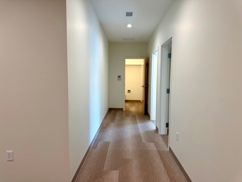 More Photos Of 814 Johnnie Dodds Blvd, Mount Pleasant Medical For Lease
