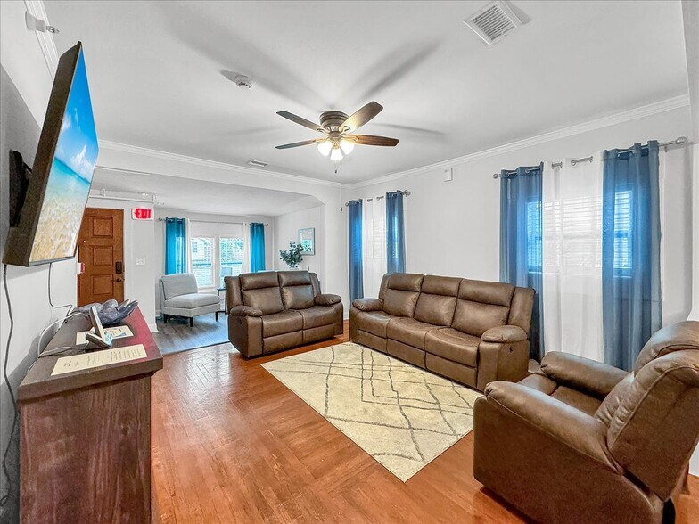 More Photos Of 1007 W Wright St, Pensacola Specialty For Sale