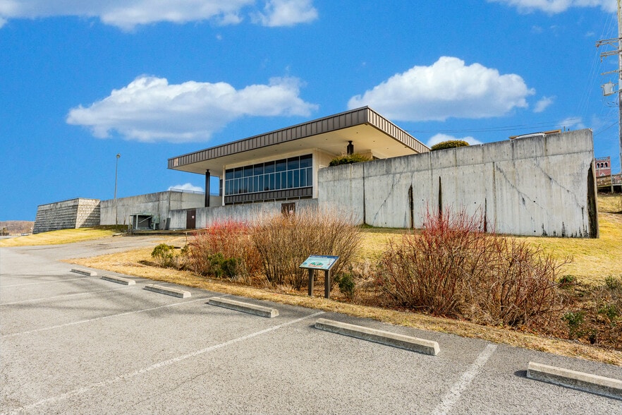 More Photos Of 214 Merchant St, Fairmont Bank For Sale