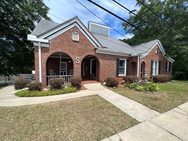 Primary Photo Of 100 N Fifth St, Manchester Funeral Home For Sale