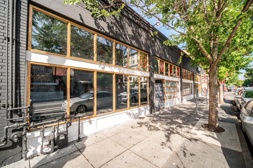 More Photos Of 35 NW 3rd Ave, Portland Bar For Sale