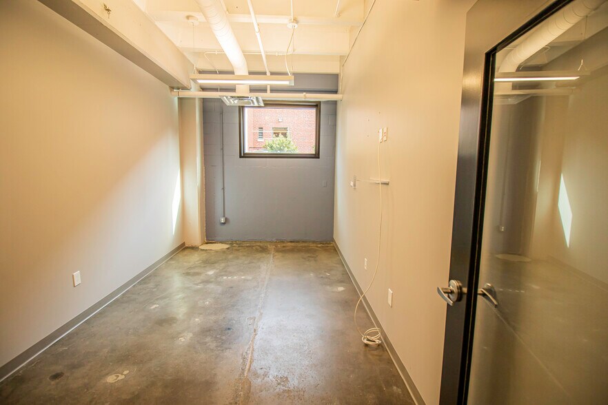 More Photos Of 615 Ferry St, Lafayette Office For Lease