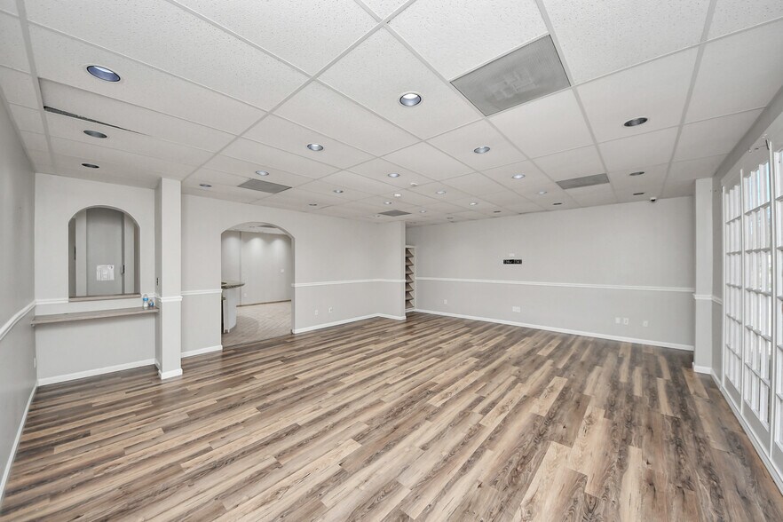 More Photos Of 926 N Wilcrest Dr, Houston Medical For Sale