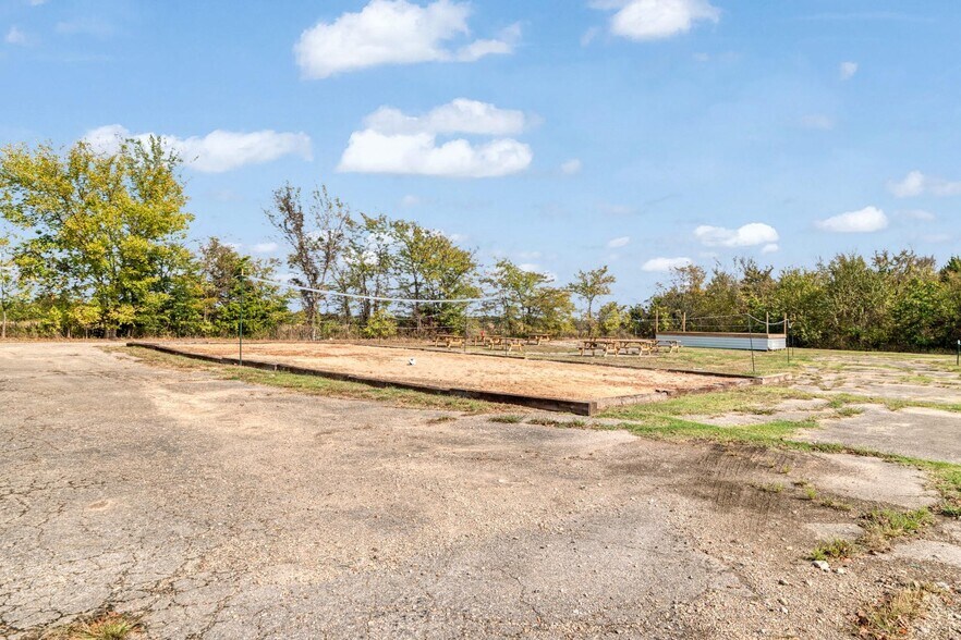 More Photos Of 3610 N Main St, Paris Restaurant For Sale