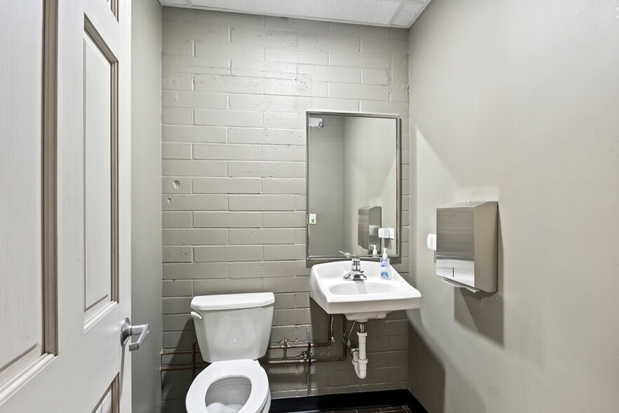 More Photos Of 2940 Weber Dr, Aurora Auto Repair For Sale