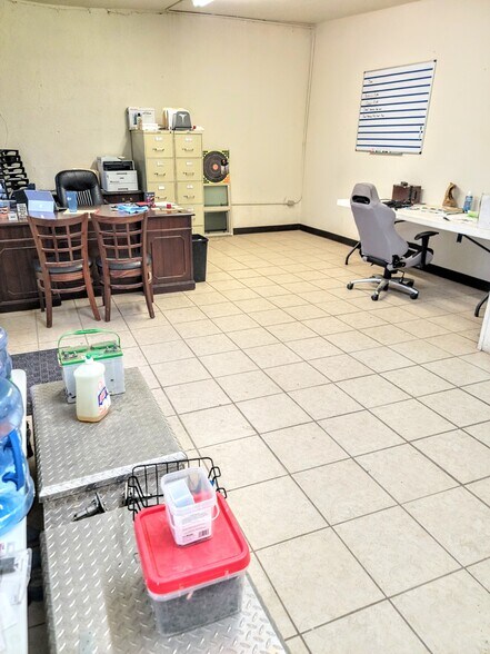 More Photos Of 1583 S 1st St, Abilene Light Distribution For Sale