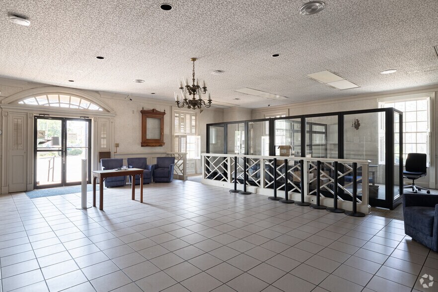 More Photos Of 2505 Abercorn St, Savannah Bank For Lease