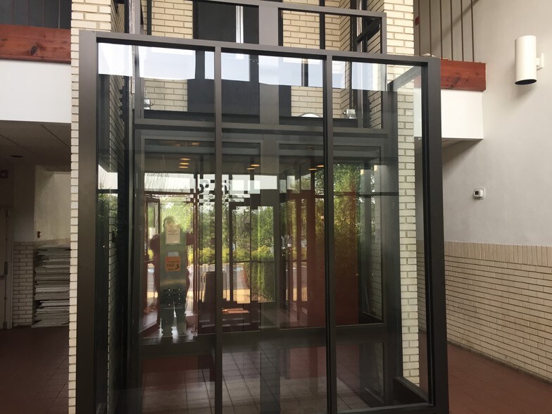 More Photos Of 275 Center Rd, Monroeville Office For Lease