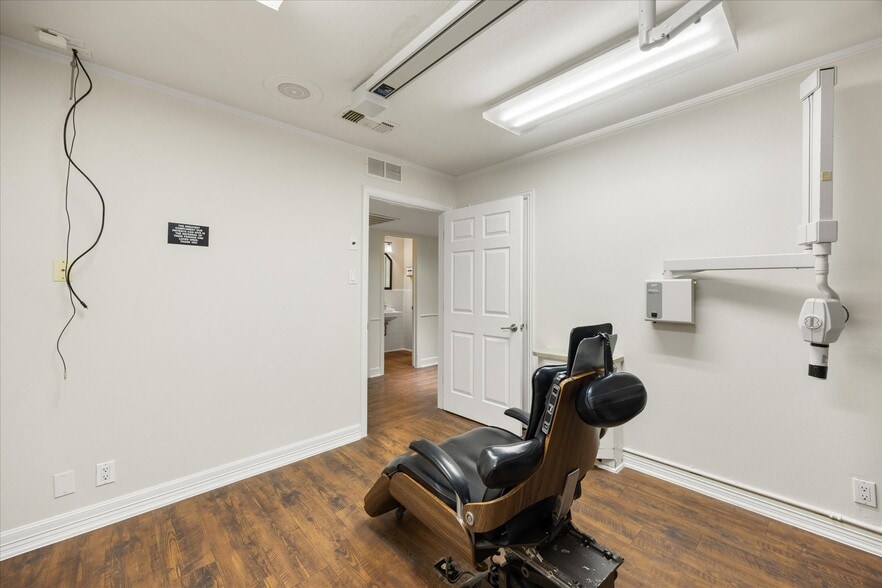 More Photos Of 310 W Bluff St, Granbury Office For Sale