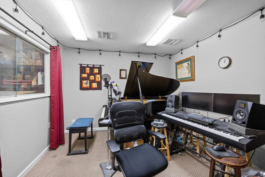 More Photos Of 744 S Grape St, Medford Industrial For Sale