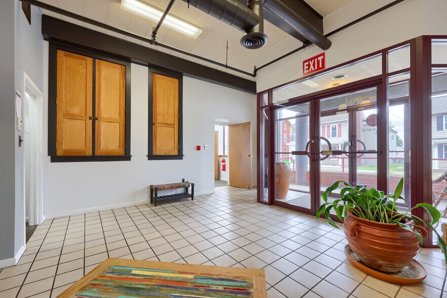 More Photos Of 704 Main St, Akron Flex For Sale