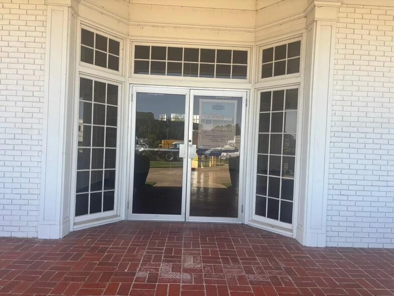 More Photos Of 9361 Mansfield Rd, Shreveport Office For Lease