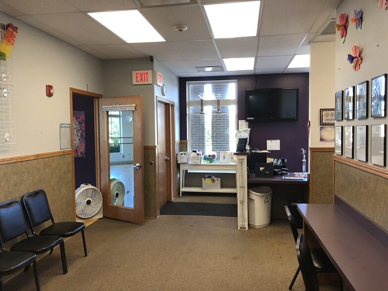 More Photos Of 608 E Veterans Pky, Yorkville Medical For Lease