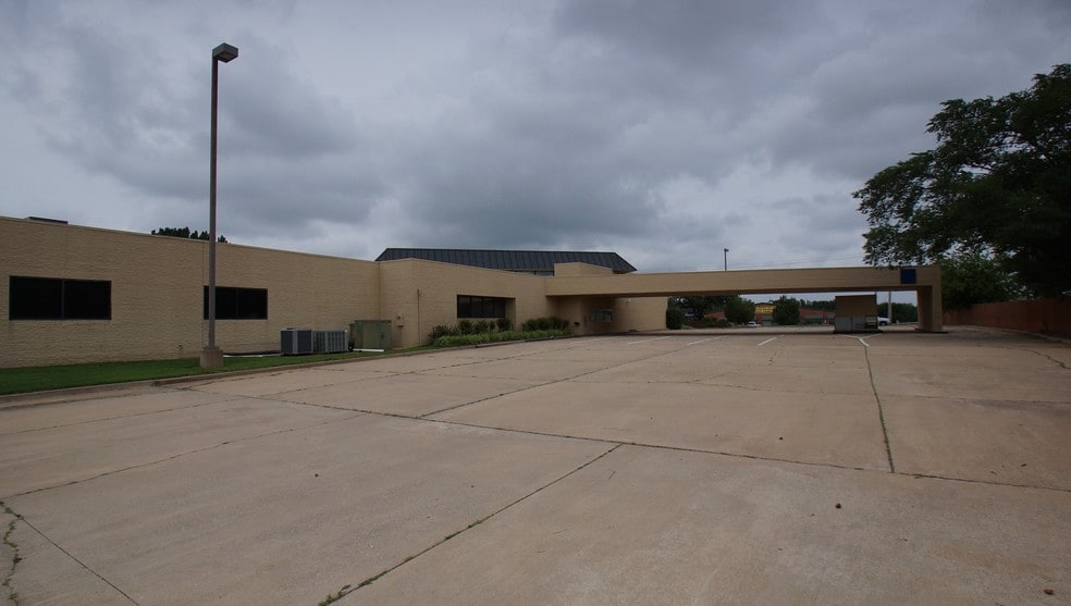 More Photos Of 3200 E Memorial Rd, Edmond Medical For Lease