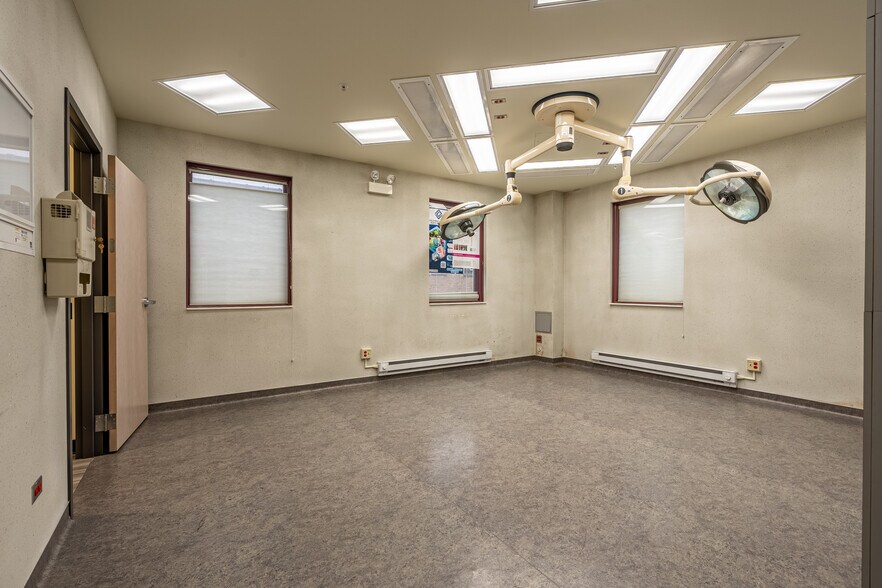 More Photos Of 4650 Southwest Hwy, Oak Lawn Medical For Sale