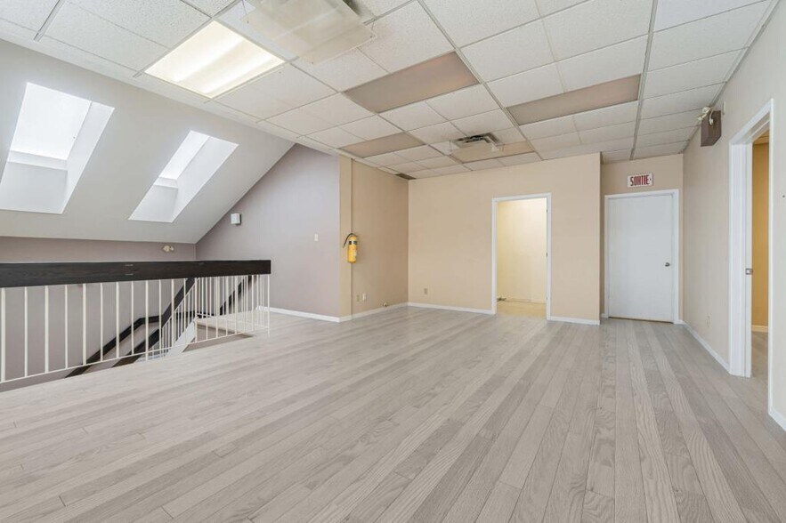 More Photos Of 4811-4819 Boul Saint-Charles, Montréal General Retail For Lease