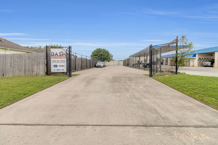 More Photos Of 11930 Bammel North Houston Rd, Houston Warehouse For Lease