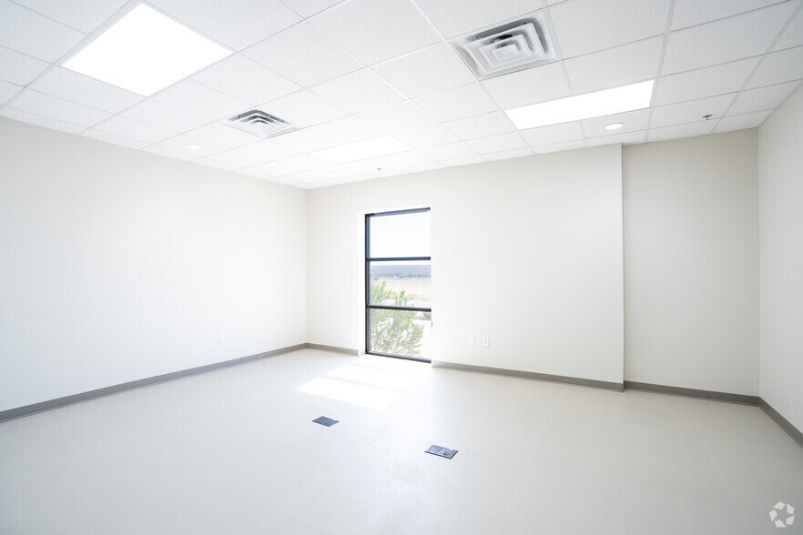 More Photos Of 172 Interamerica Blvd, Laredo Warehouse For Lease