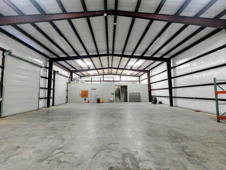 More Photos Of 1765 W Commerce Pky, Beaumont Industrial For Lease