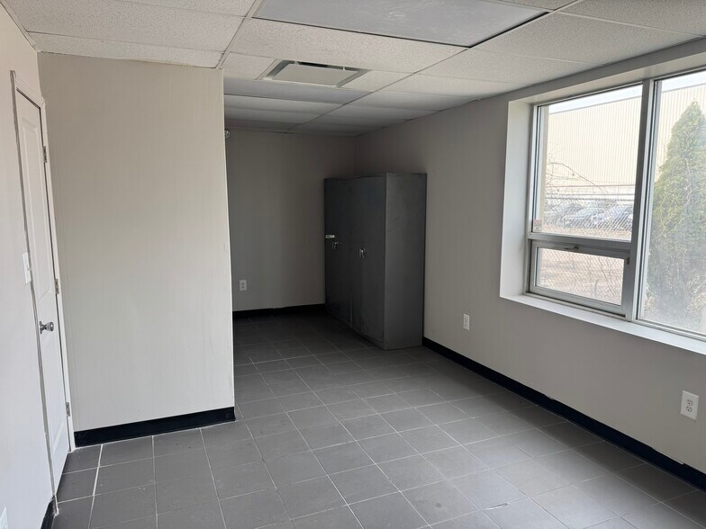 More Photos Of 22 Spence St, Bay Shore Distribution For Lease