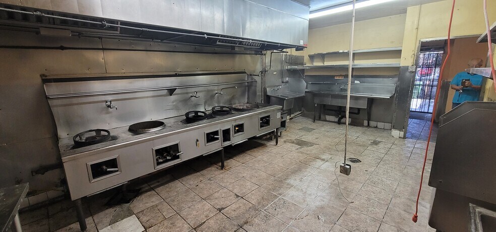 More Photos Of 355-365 S Western Ave, Los Angeles Unknown For Lease