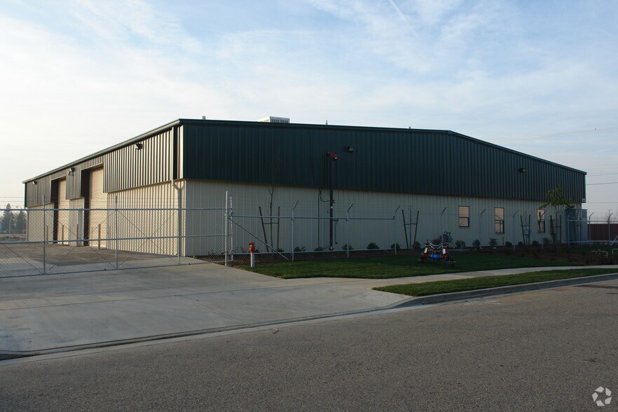 Primary Photo Of 1347 N Century Ave, Visalia Showroom For Lease