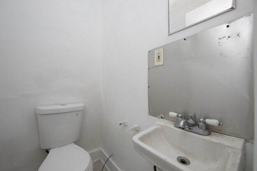 More Photos Of 2013 Woodlynne Ave, Woodlynne Storefront Retail Residential For Lease