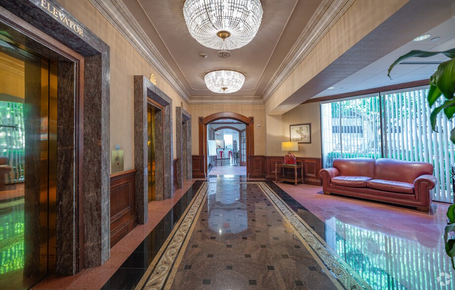 More Photos Of 2999 N 44th St, Phoenix Office For Sale