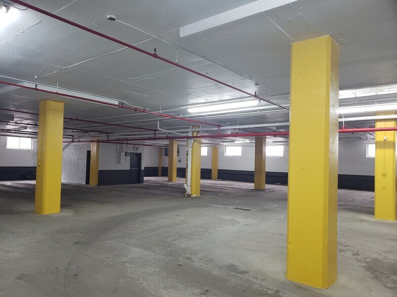 More Photos Of 280 Rue Sauvé O, Montréal Office For Lease