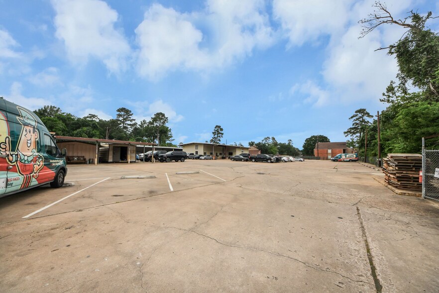 More Photos Of 10814 Woodedge Dr, Houston Warehouse For Sale