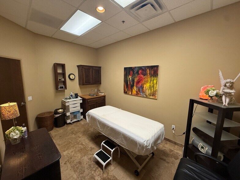 More Photos Of 7336 E Deer Valley Rd, Scottsdale Office For Sale