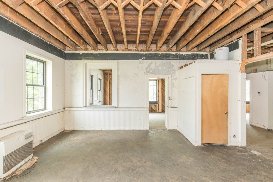 More Photos Of 1340 W Main St, Wytheville Loft Creative Space For Sale