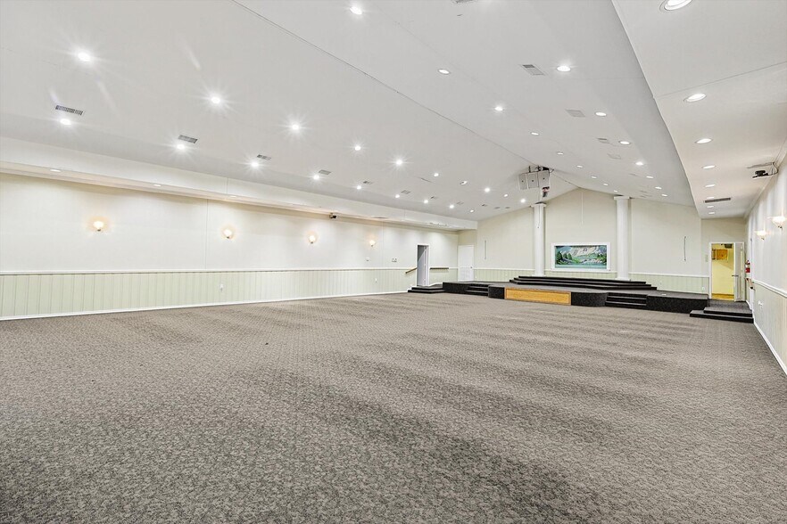 More Photos Of 325 S Cowan Ave, Lewisville Flex For Sale