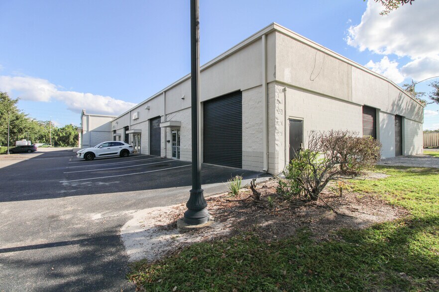 More Photos Of 2350 Us-17-92, Longwood Showroom For Lease