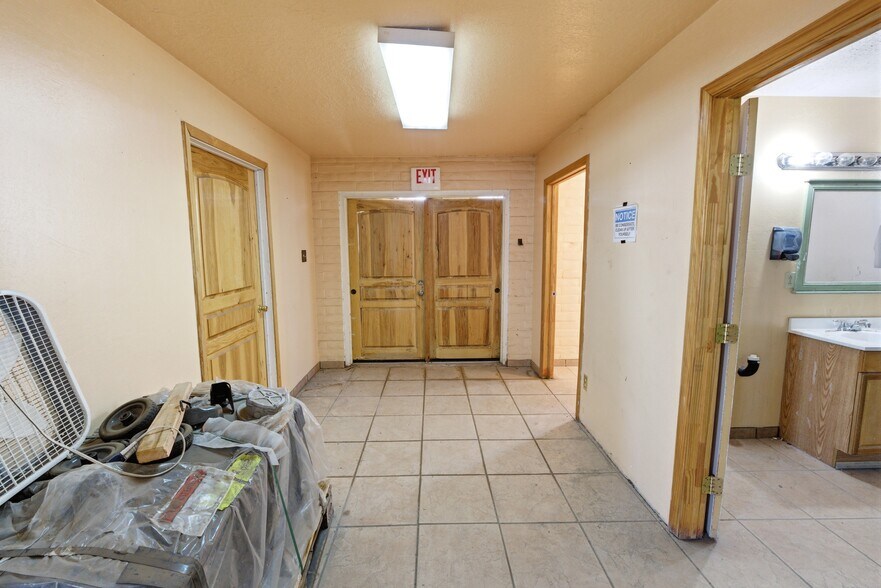 More Photos Of 606 Romero St, Belen Flex For Sale