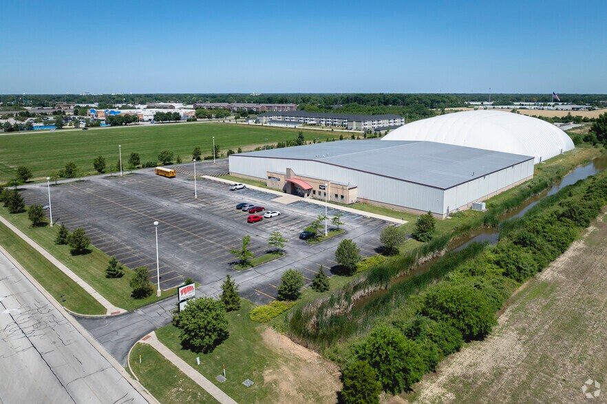 More Photos Of 10020 S Compass Dr, Rossford Health Club For Lease