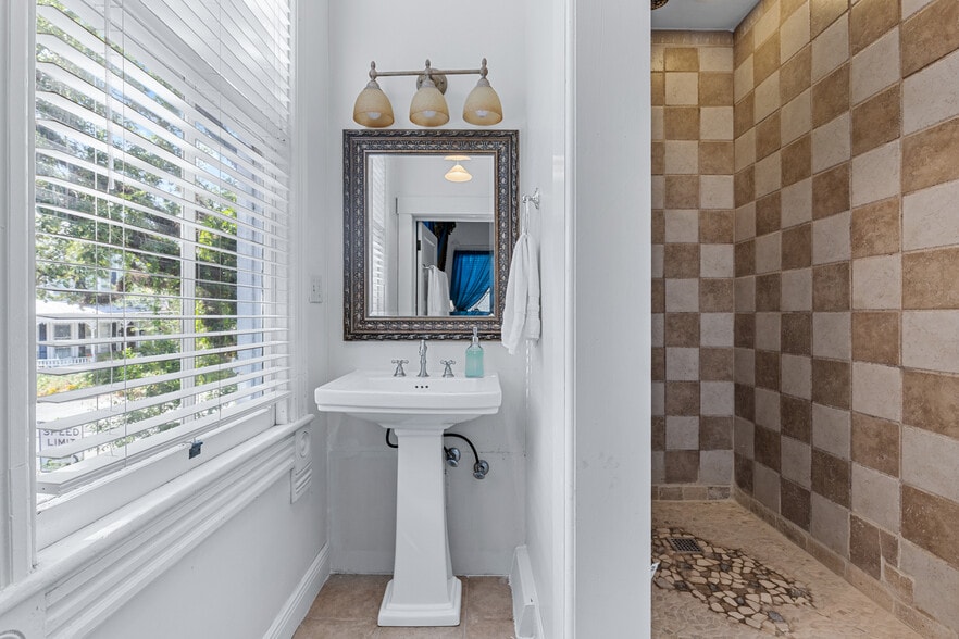 More Photos Of 402 E Gaston St, Savannah Hospitality For Sale