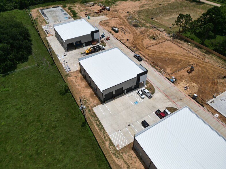 More Photos Of 1631 S Cherry St, Tomball Manufacturing For Sale